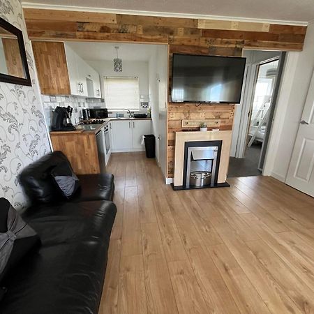 Signature, Scratby - Two Bed Chalet, Sleeps 7, Free Wi-Fi, Bed Linen And Towels Included, Pets Welcome And Onsite Entertainment Available Eksteriør billede