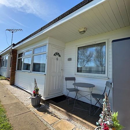 Signature, Scratby - Two Bed Chalet, Sleeps 7, Free Wi-Fi, Bed Linen And Towels Included, Pets Welcome And Onsite Entertainment Available Eksteriør billede