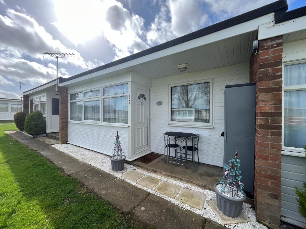 Signature, Scratby - Two Bed Chalet, Sleeps 7, Free Wi-Fi, Bed Linen And Towels Included, Pets Welcome And Onsite Entertainment Available Eksteriør billede